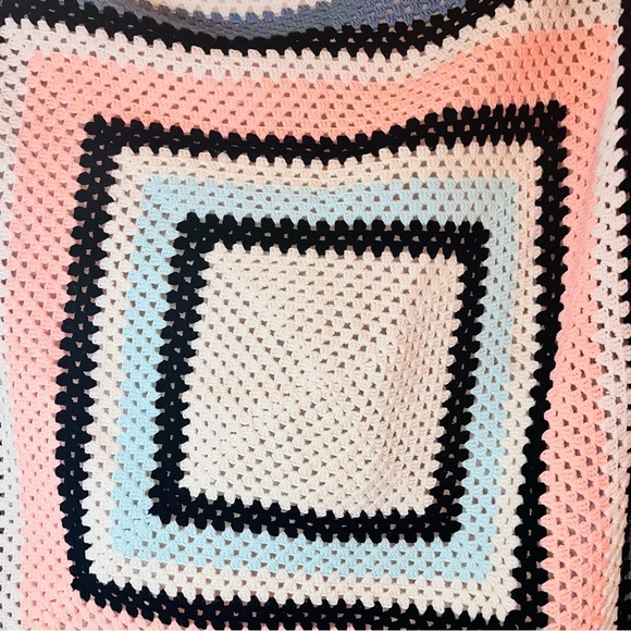 VTG 70’s AFGHAN CROCHET FRINGE THROW BLANKET HANDMADE PASTEL BLUE PINK YELLOW - Picture 7 of 9